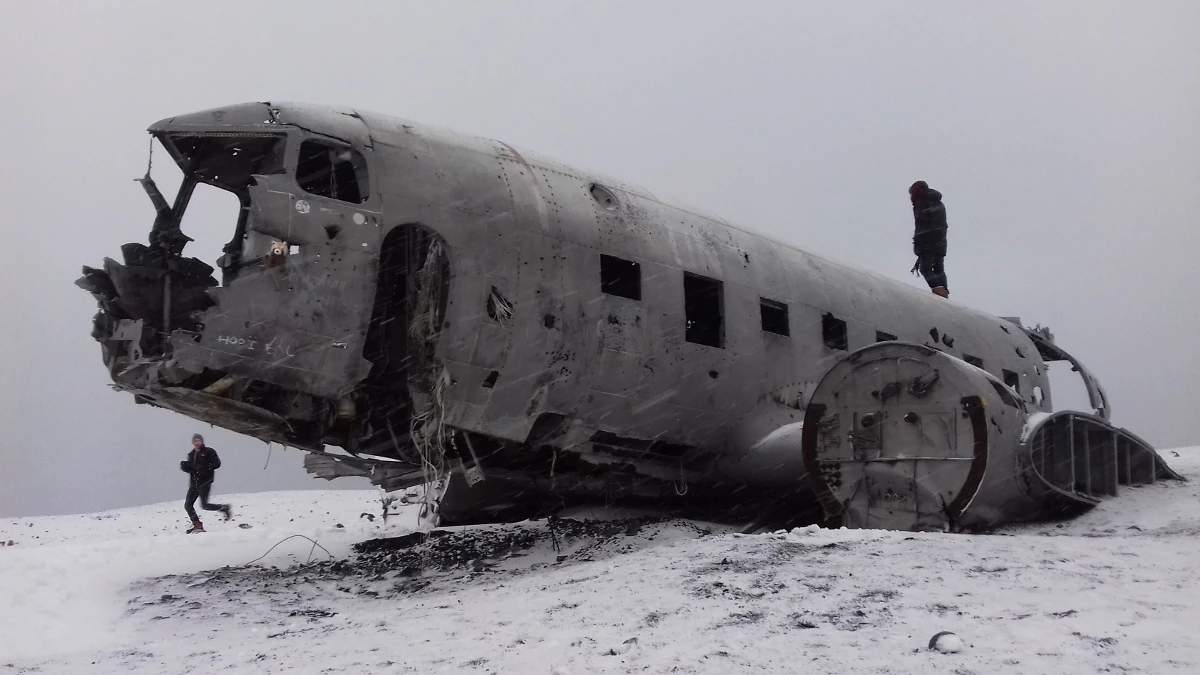 olupina Douglas Super DC-3 Dakota (Island)