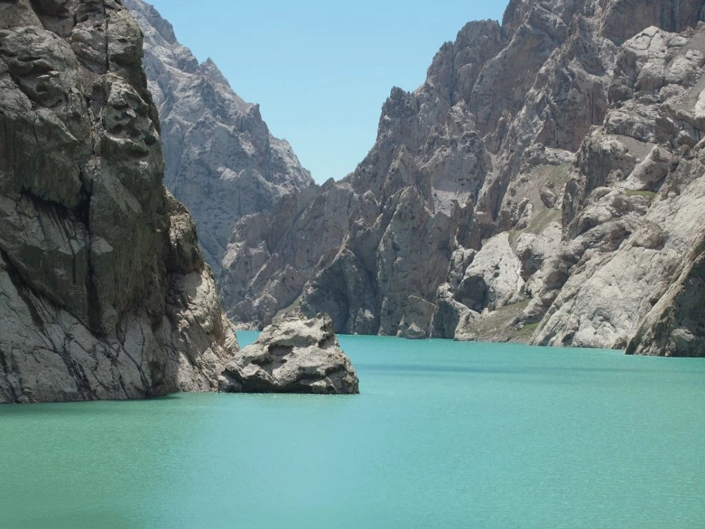 Kirgistan - planinsko jezero Kel-Suu