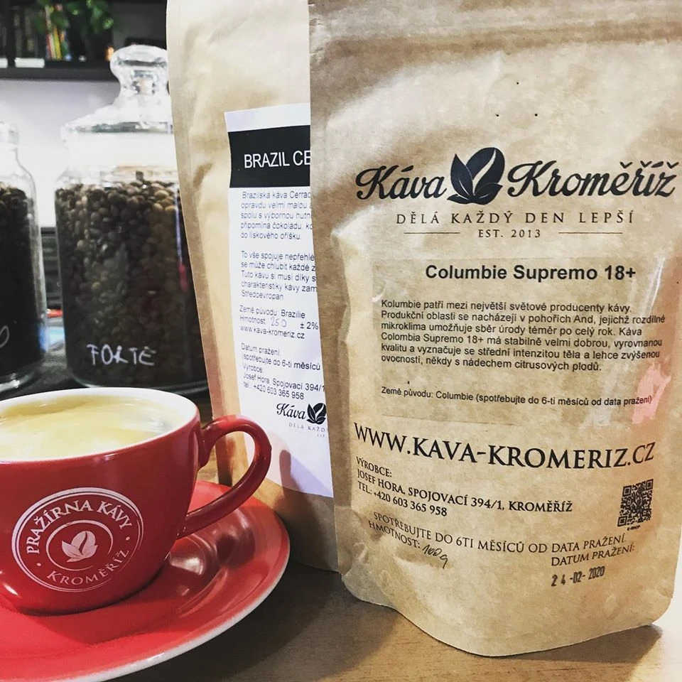 kava s pjenom i paket kave iz obiteljske pržionice Káva Kroměříž